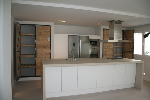 cocina blanca y marrón